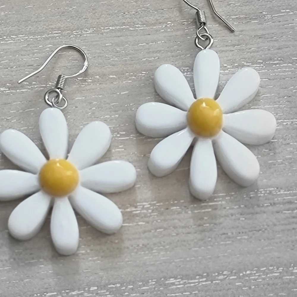 NWOT Daisy Earrings with 925 Silver Hooks - Picture 2 of 4